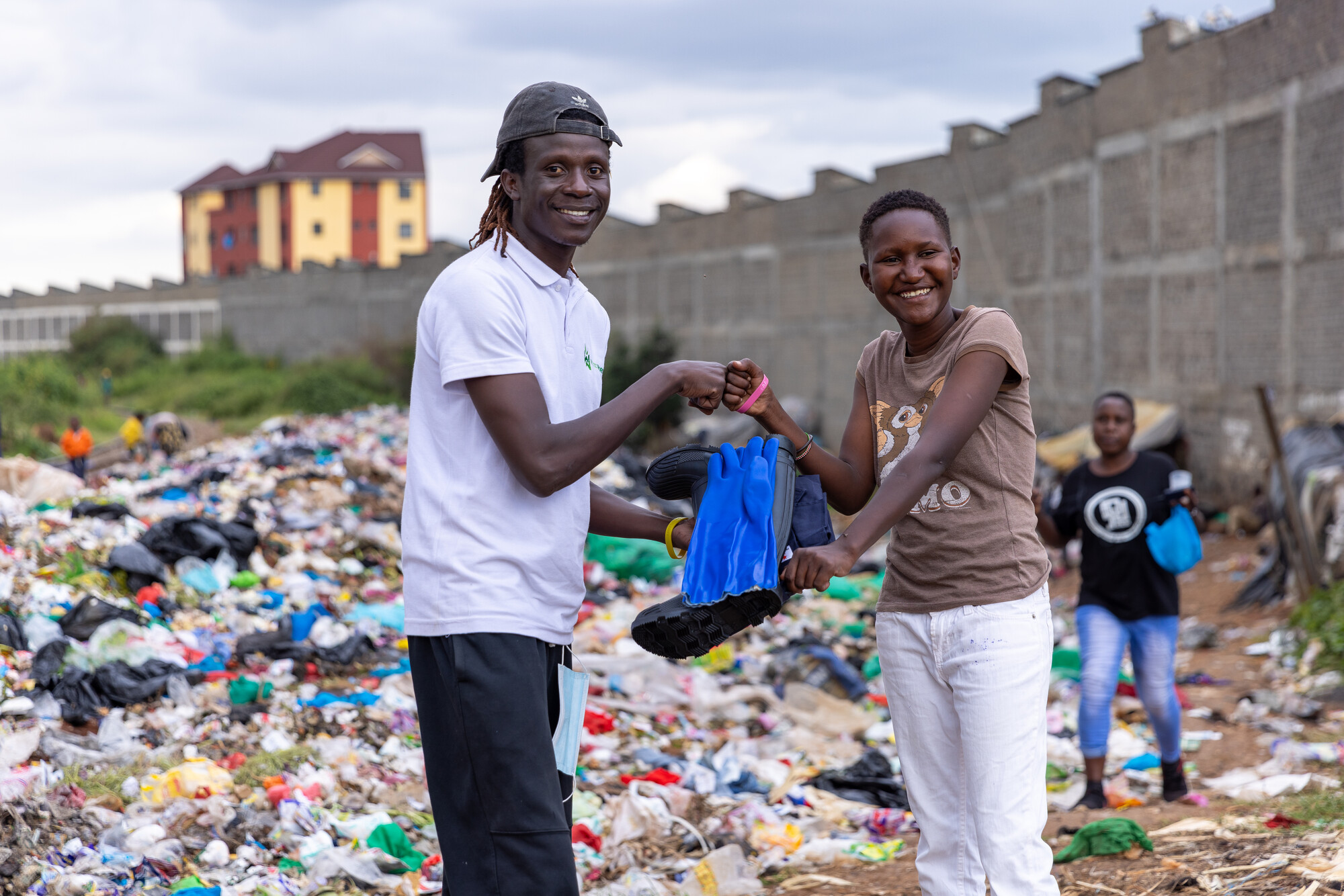 Vanessa op de vuilnisbelt in Kibera